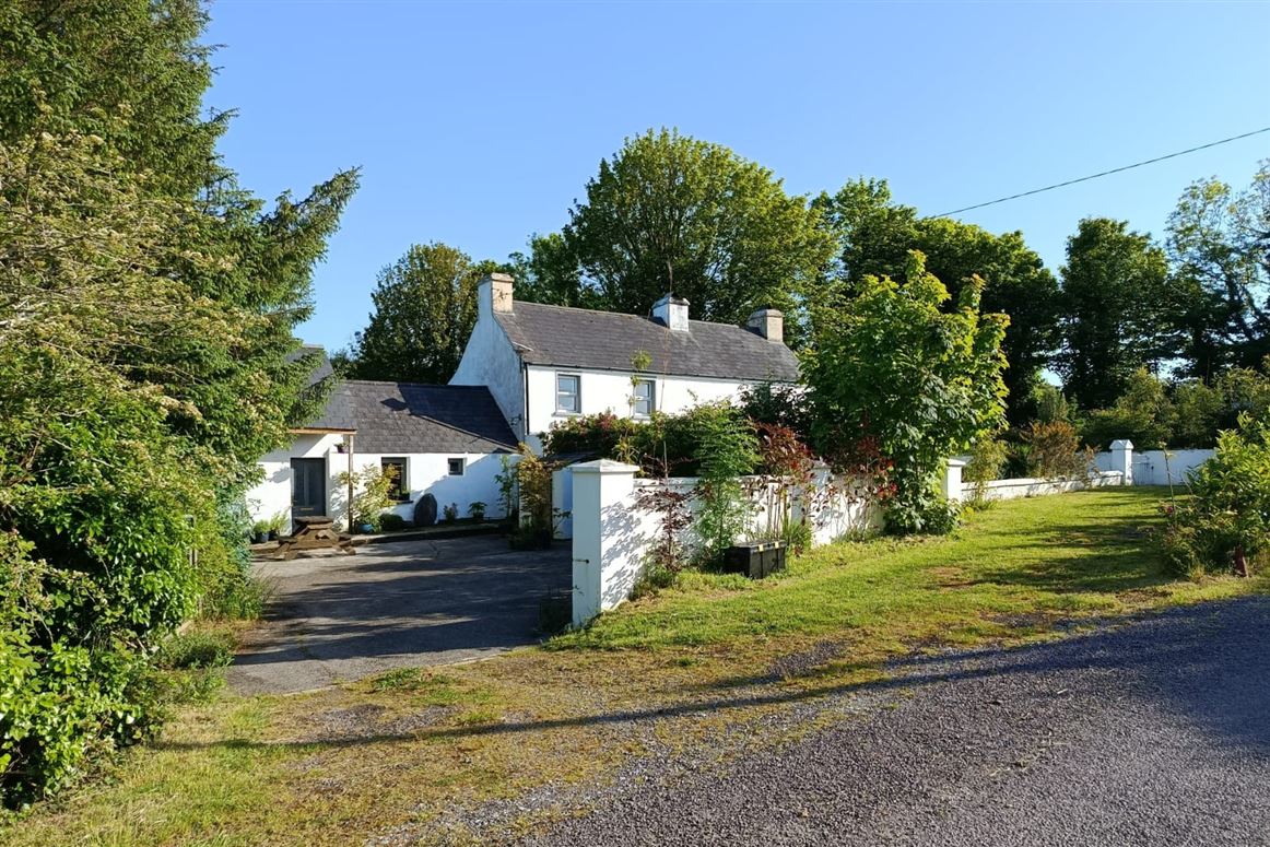 Farmhouse For Sale: Blue Hill Farmhouse, Lettergorman, Dunmanway, Co. Cork Farmhouse For Sale: Blue Hill Farmhouse, Lettergorman, Dunmanway, Co. Cork