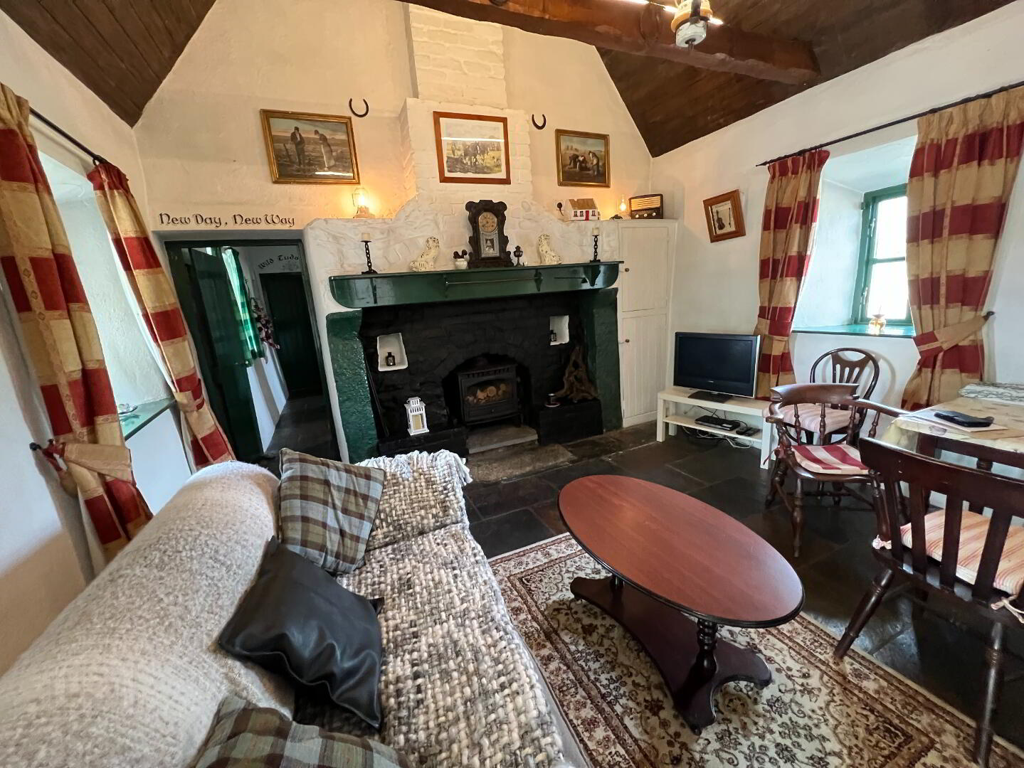 Thatched Cottage For Sale: Leo’s Cottage, 39 Low Road, Killeavy, Co. Armagh Thatched Cottage For Sale: Leo’s Cottage, 39 Low Road, Killeavy, Co. Armagh