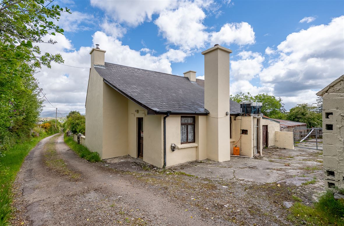 Farmhouse For Sale: Derreenavurrig, Sneem, Co. Kerry