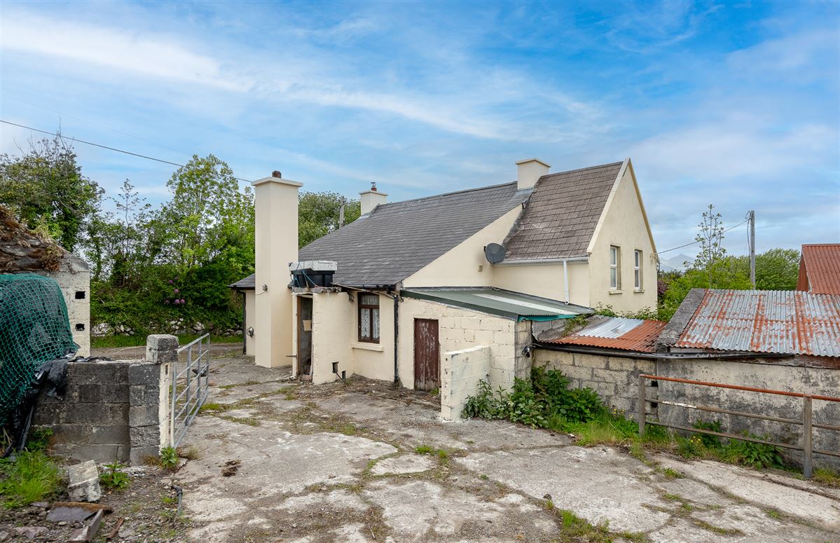 Farmhouse For Sale: Derreenavurrig, Sneem, Co. Kerry