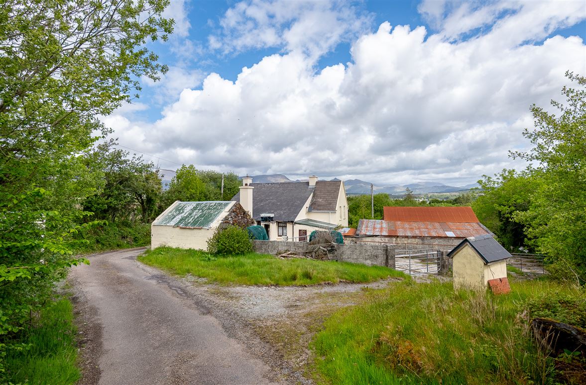 Farmhouse For Sale: Derreenavurrig, Sneem, Co. Kerry