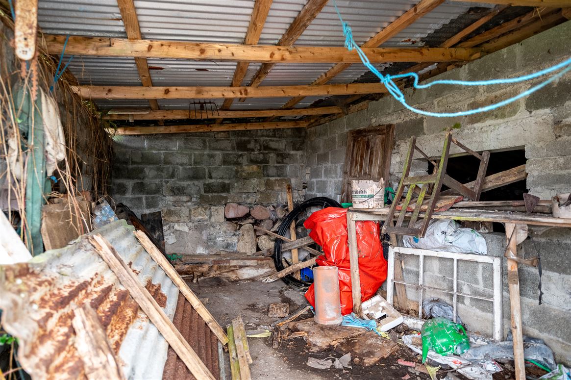 Farmhouse For Sale: Derreenavurrig, Sneem, Co. Kerry