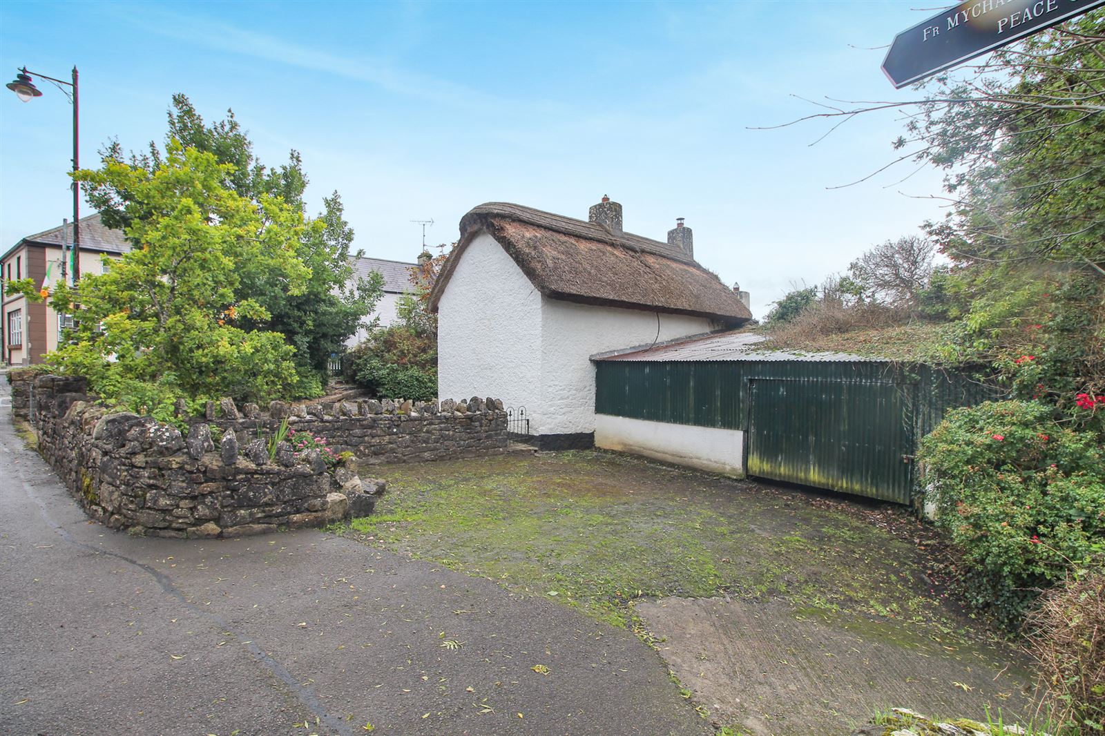 Thatched Cottage For Sale: Fionn MacCumhaill Cottage, Keshcarrigan, Carrick On Shannon, Co. Leitrim